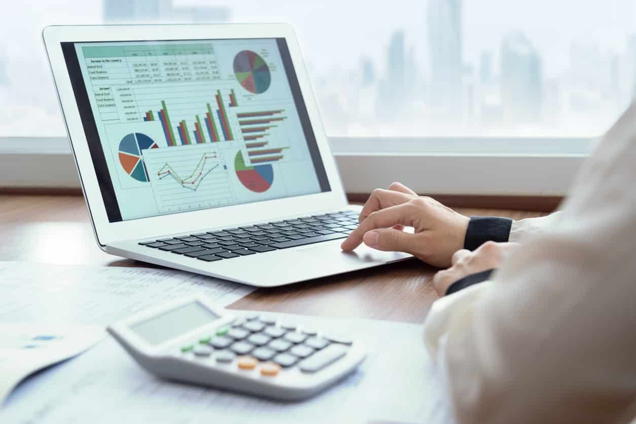 descriptive vs inferential statistics